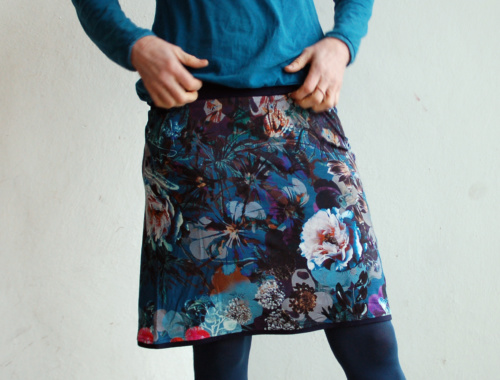 SR30 Sommer-Rock - Blumemnuster blau / Bund dunkelblau